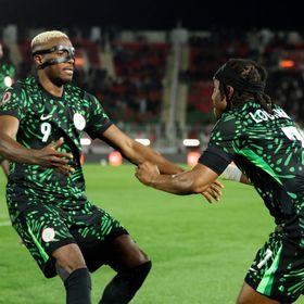 سر الشجار العلني بين أوسيمين ولوكمان وتهديد بترك معسكر نيجيريا