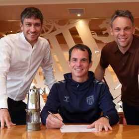 سندرلاند يكافئ مدربه على الصعود إلى الدوري الممتاز بعقد حتى 2028