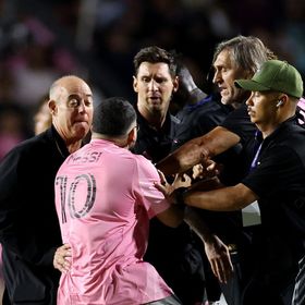 شاهد.. ميسي يسقط أرضاً بعد اقتحام مشجع أرض الملعب