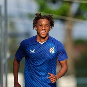 هل يكرر برشلونة "سيناريو بيدري" مع جوهرة دينامو زغرب؟