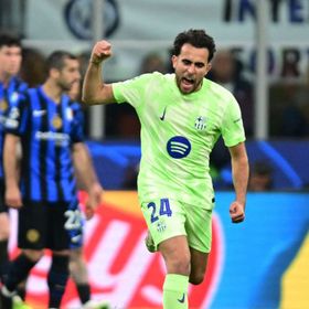 برشلونة يكافئ مدافعه المتألق بعقد طويل الأمد