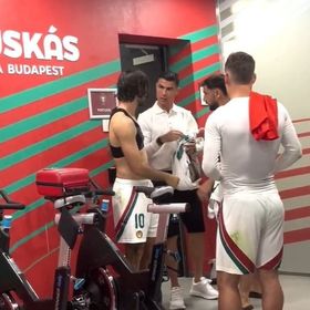 شاهد.. سوبوسلاي يهدي قميصه لرونالدو.. وقائد البرتغال يعطيه وعداً