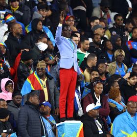 عمورة لاعب الجزائر يعتذر إلى مشجع الكونغو الديمقراطية