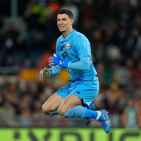 في ليلة الحارس أوزير.. هل خالف روما القانون بتغيير منفّذ ركلة الجزاء؟