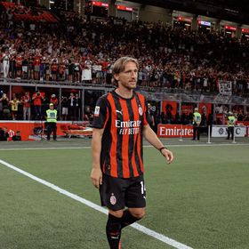 شاهد.. استقبال مُبهج لمودريتش من جمهور ميلان في سان سيرو