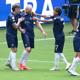 معلم تربية بدنية يصدم بوكا جونيورز ويدخل التاريخ مع أوكلاند