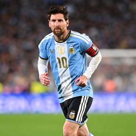 رئيس برشلونة الأسبق يهاجم ميسي: من يظن نفسه؟ نادينا أكبر منه