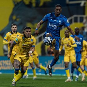 شاهد.. التعاون يوجه ضربة للهلال في سباق لقب الدوري السعودي