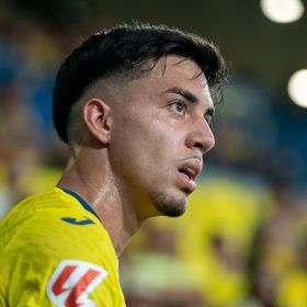 المغربي أخوماش يمدد عقده مع فياريال وينتقل مُعاراً إلى رايو فايكانو