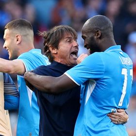 لوكاكو يتعهد ببقاء كونتي في نابولي والمدرب يتهرّب خلال الاحتفالات