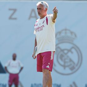 مورينيو يستبعد مهاجمه من ودية فيورنتينا تمهيداً لرحيله