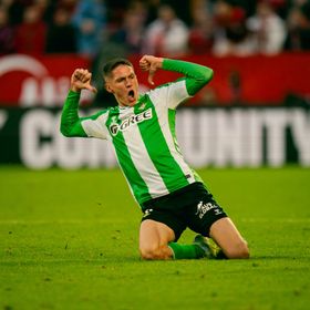 ريال بيتيس يحسم الديربي ضد إشبيلية وسط "زجاجات" وأحداث شغب