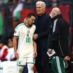 إسماعيل بن ناصر يبدي "خيبته" بعد حرمانه من حلم كأس العالم مع الجزائر