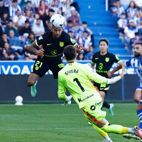 شاهد.. أتلتيكو مدريد يواصل الضغط على برشلونة بفوز متأخر برأس روميرو