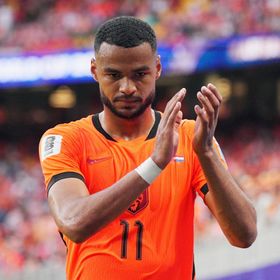 كودي غاكبو نجم هولندا يعاني من محنة إنسانية قبل مواجهة المغرب