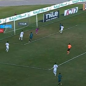 شاهد.. لاعب يهدر أغرب فرص 2025 ضد الزمالك ويدخل المرمى