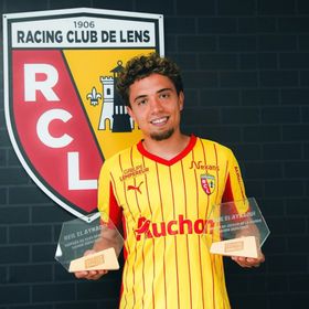 المغربي نائل العيناوي يودّع لاعبي لانس قبل انتقاله إلى روما