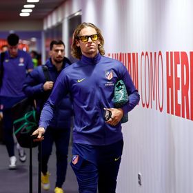 المعركة تشتعل.. جمهور برشلونة يحطم زجاج حافلة أتلتيكو