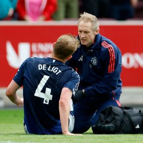 هدف انتهازي.. لاعبو برينتفورد يرفضون إخراج الكرة لعلاج "دي ليخت"