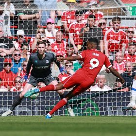 شاهد.. ألكسندر إيزاك يعود إلى الحياة ويسجل ببراعة لأول مرة في 2026