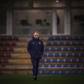 هانزي فليك يساند جوان لابورتا بعد انتقادات لموعد انتخابات رئاسة برشلونة