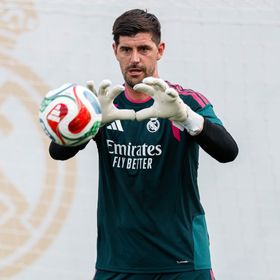 كورتوا معجب بصراحة مورينيو ويرفع التحدي في ريال مدريد قبل "موسم الألقاب"