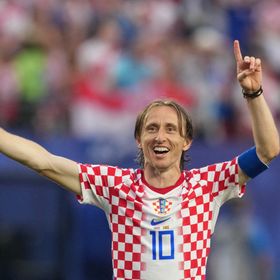 هل يستمر مودريتش في الملاعب بعد تعيين صديقه المقرب مدرباً لكرواتيا؟