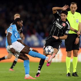 فرانكفورت يفرض التعادل السلبي على نابولي بدوري أبطال أوروبا