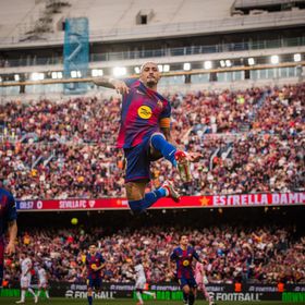 برشلونة يستهل الإعداد للموسم الجديد بمواجهة تاريخية في إنجلترا