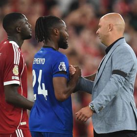 الشرطة تحقق في جريمة كراهية طاولت مهاجم بورنموث أمام ليفربول