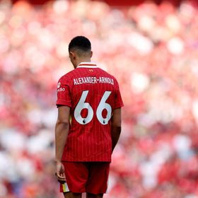ليس صلاح.. نجم ليفربول يتضامن مع أرنولد ضد جمهور ليفربول