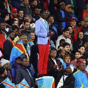 سقوط التمثال الحي.. مهاجم الجزائر يسخر من مشجع الكونغو الديمقراطية "الواقف"