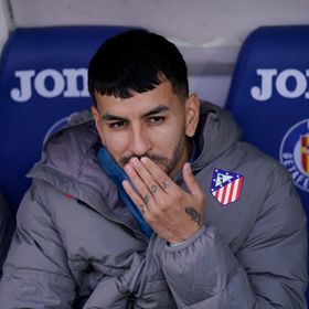 عقوبة قاسية تنتظر أنخل كوريا مهاجم أتلتيكو بعد شتمه الحكم