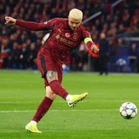 شاهد..  إيكاردي يهدر ركلتي جزاء في دقيقتين مع غلطة سراي