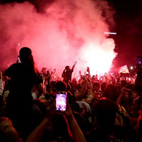 جمهور برشلونة يهتف باسم "سيرجي روبرتو" في شوارع باريس