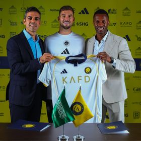 النصر يعلن التعاقد مع إنييغو مارتينيز في انتقال حر من برشلونة