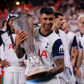 برشلونة يرصد مدافعاً من الدوري الإنجليزي تحسباً لفشل صفقة باستوني