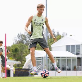 دين هويسن يشق طريقه نحو قيادة دفاع ريال مدريد رغم الصعوبات