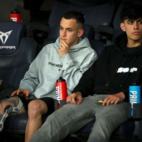 لاعب وسط مطلوب من الهلال السعودي قد يرحل عن برشلونة