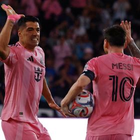 شاهد.. هدف نادر برأس ميسي ولدغة لويس سواريز ينقذان إنتر ميامي