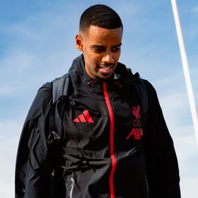 مفاجأة.. إيزاك يدعم هجوم ليفربول ضد باريس سان جيرمان