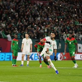 شاهد.. رياض محرز يسجل هدفاً تاريخياً ويمنح الجزائر التقدم على بوركينا فاسو