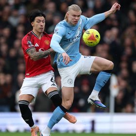 مارتينيز يتحدى سكولز بعد إيقافه خطورة هالاند