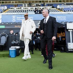 مودريتش وسنوب دوغ يتواجدان في ملعب سوانزي سيتي.. ما السبب؟