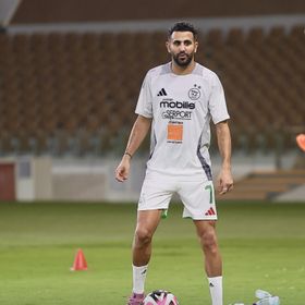 رياض محرز: السعودية فريق قوي والجزائر ستحاول تقديم مباراة جيدة