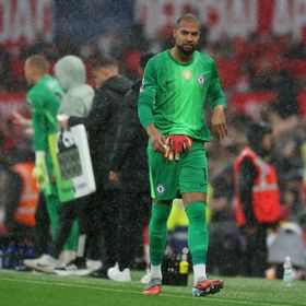 سانشيز حارس تشيلسي يكتب تاريخاً سلبياً بعد طرده أمام يونايتد