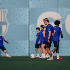 نهاية الكابوس.. برشلونة يؤكد عودة فرينكي دي يونغ إلى الملاعب