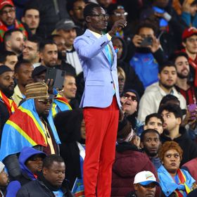 الاتحاد الجزائري يكرّم مشجع الكونغو الشهير ويهديه قميص عمورة