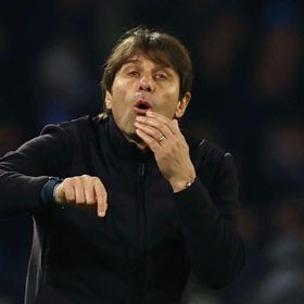 كونتي: نابولي يخوض موسماً عبثياً وهذا سبب سحب مكتوميناي