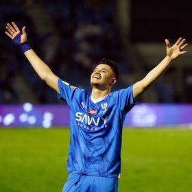 تمهيداً للرحيل إلى النصر.. الحمدان يهدد بالانشقاق عن الهلال